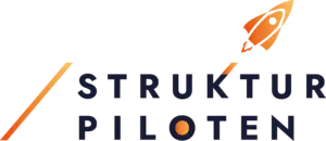 Logo der Strukturpiloten, Schriftzug und eine kleine, startende Rakete