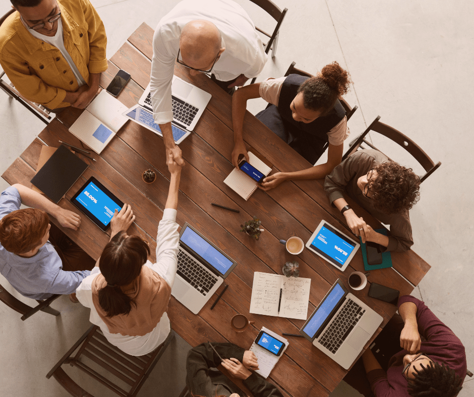 Schulungen online oder offline, hier Menschen an einem Tisch mit Laptops